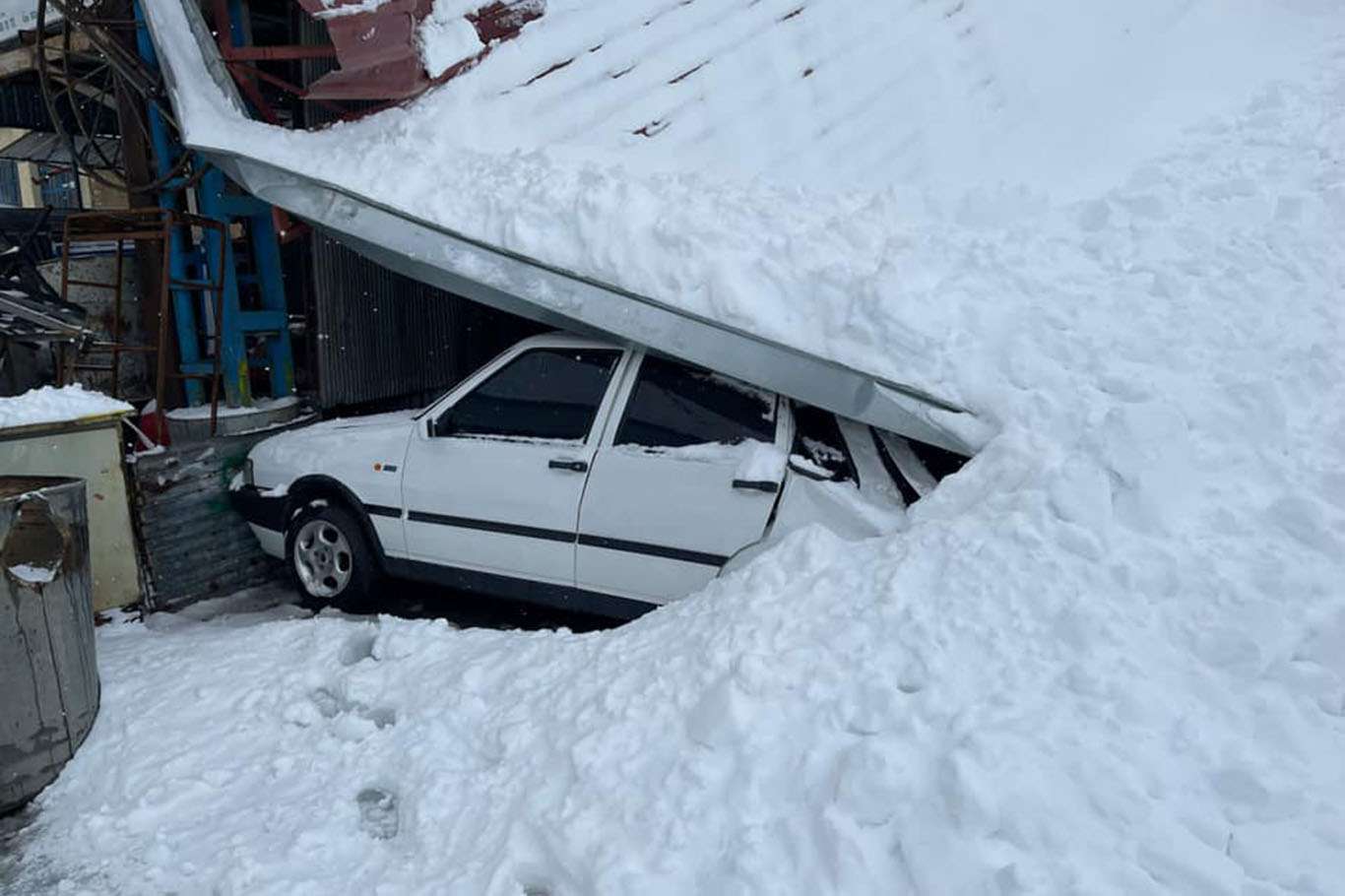 Adıyaman’da yoğun kar yağışı maddi hasara neden oldu Adıyaman’da yoğun kar yağışı maddi hasara neden oldu